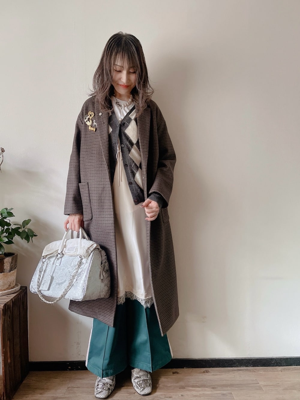 その他のその他アウター、グレー系のカーディガン/ボレロ、ホワイト系のワンピースを着用したレディースの冬コーディネートの3枚目の写真