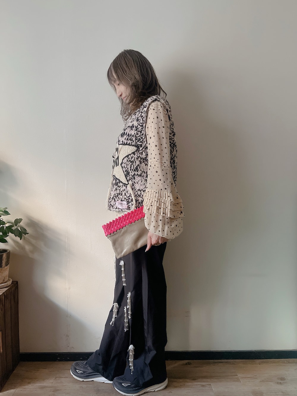 ピンク系のベスト、ベージュ系のシャツ/ブラウス、ブラック系のその他パンツを着用したレディースの春コーディネートの2枚目の写真