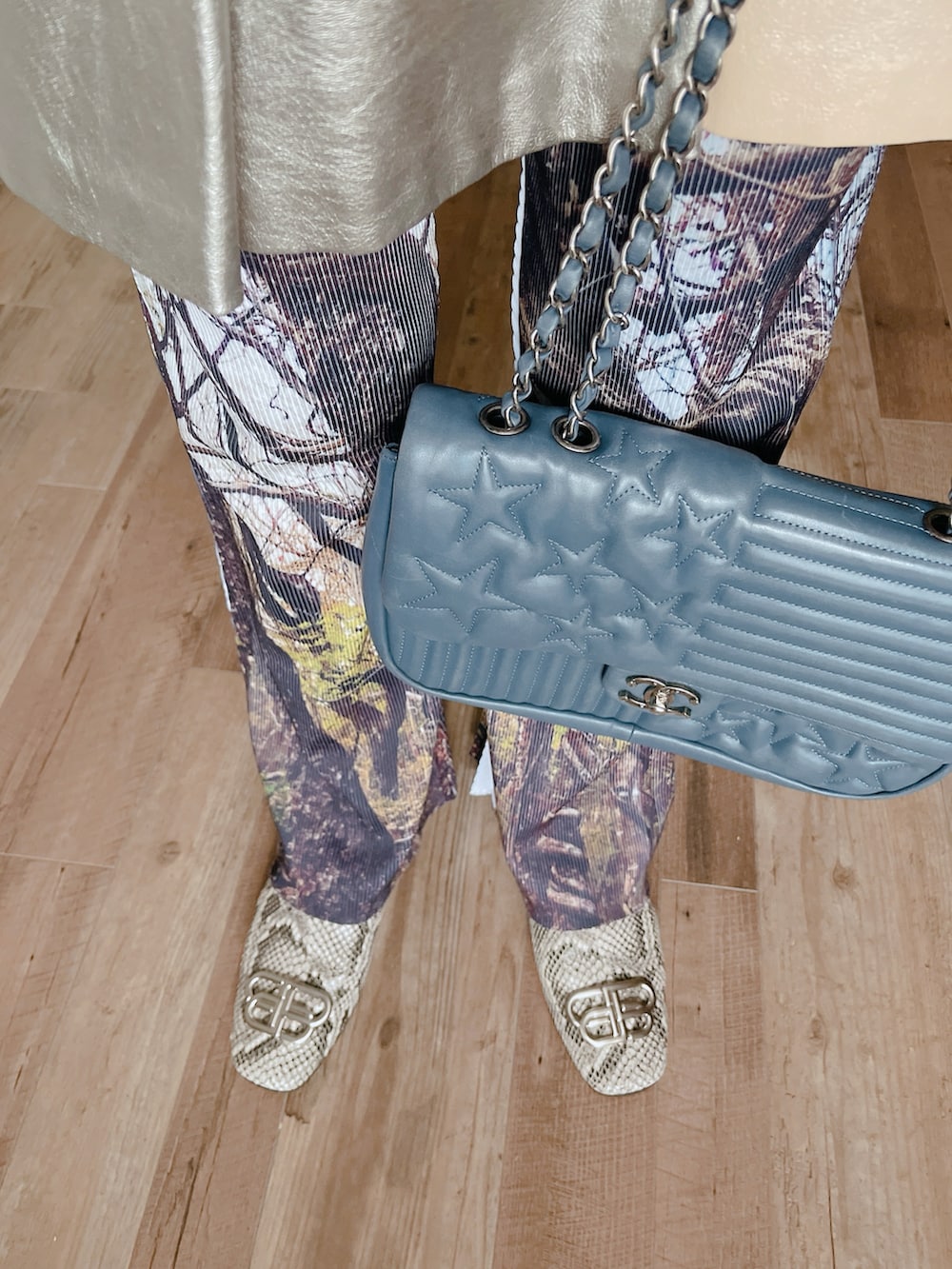 その他のその他パンツ、グレー系のパーカー、その他のスリッポンを着用したレディースの春コーディネートの3枚目の写真