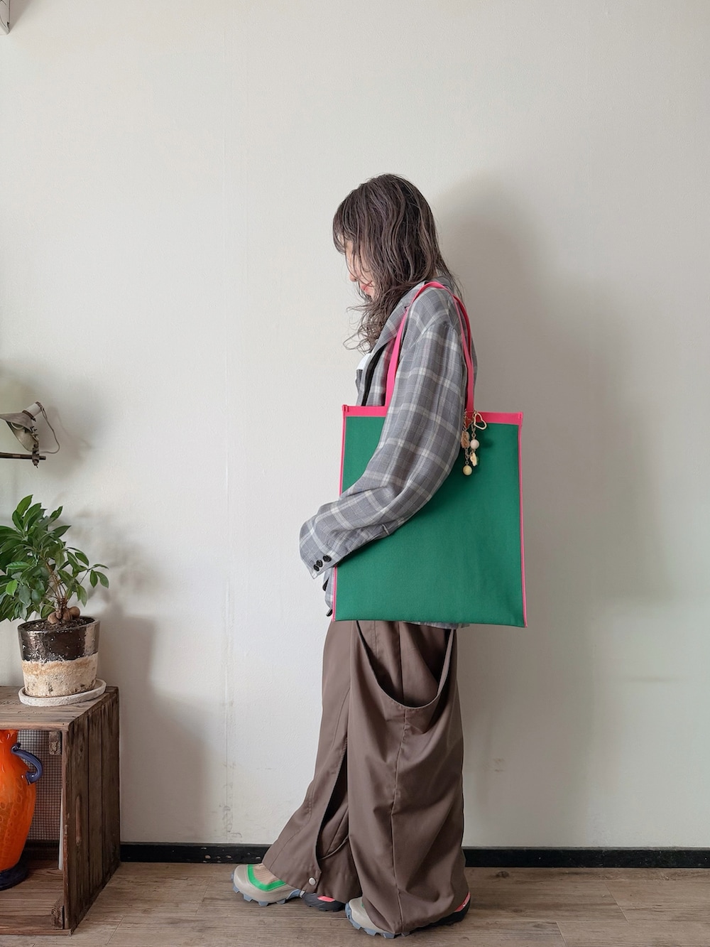ブルー系のテーラードジャケット、ブラック系のタンクトップ、ブラウン系のその他パンツを着用したレディースの秋コーディネートの3枚目の写真