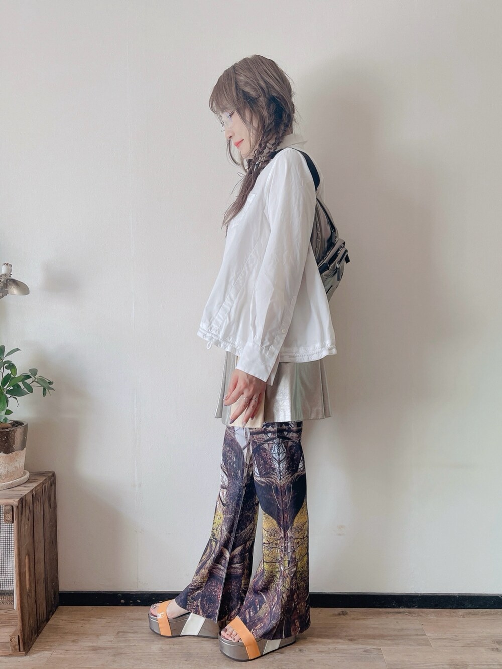 その他のその他パンツ、ホワイト系のシャツ/ブラウス、シルバー系のボディバッグ/ウエストポーチを着用したレディースの夏コーディネートの2枚目の写真