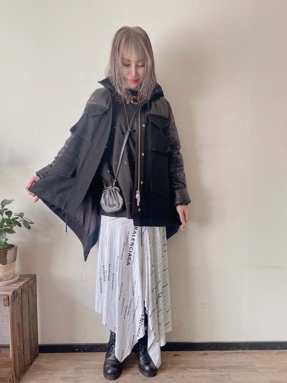 「Tシャツ、プリントT、シアートップス、シースルー、シースルートップス、ペイント、ペイント柄、アシンメトリー、アシンメトリースカート、ロゴスカート、編み上げブーツ、編み上げ、ブーツ、ミニバッグ、春」｜「BALENCIAGAのサイズ/38（スカート、ホワイト系）」を使った、saraさん（レディース・156cm）の春コーディネートの3枚目の写真