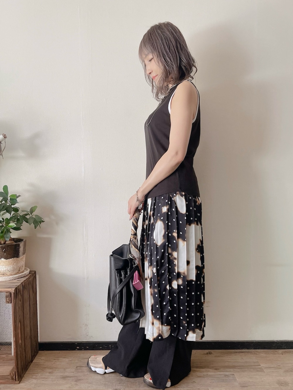 ゴールド系のスニーカー、その他のスカート、ブラック系のバッグを着用したレディースの秋コーディネートの2枚目の写真