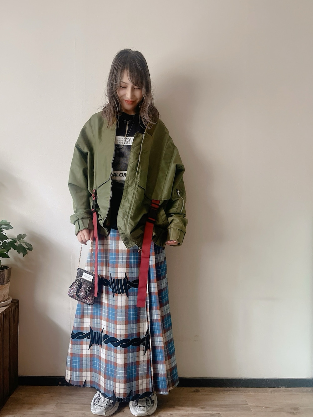 グリーン系のMA-1、ブラック系のタンクトップ、ブラック系のトップスを着用したレディースの春コーディネートの2枚目の写真