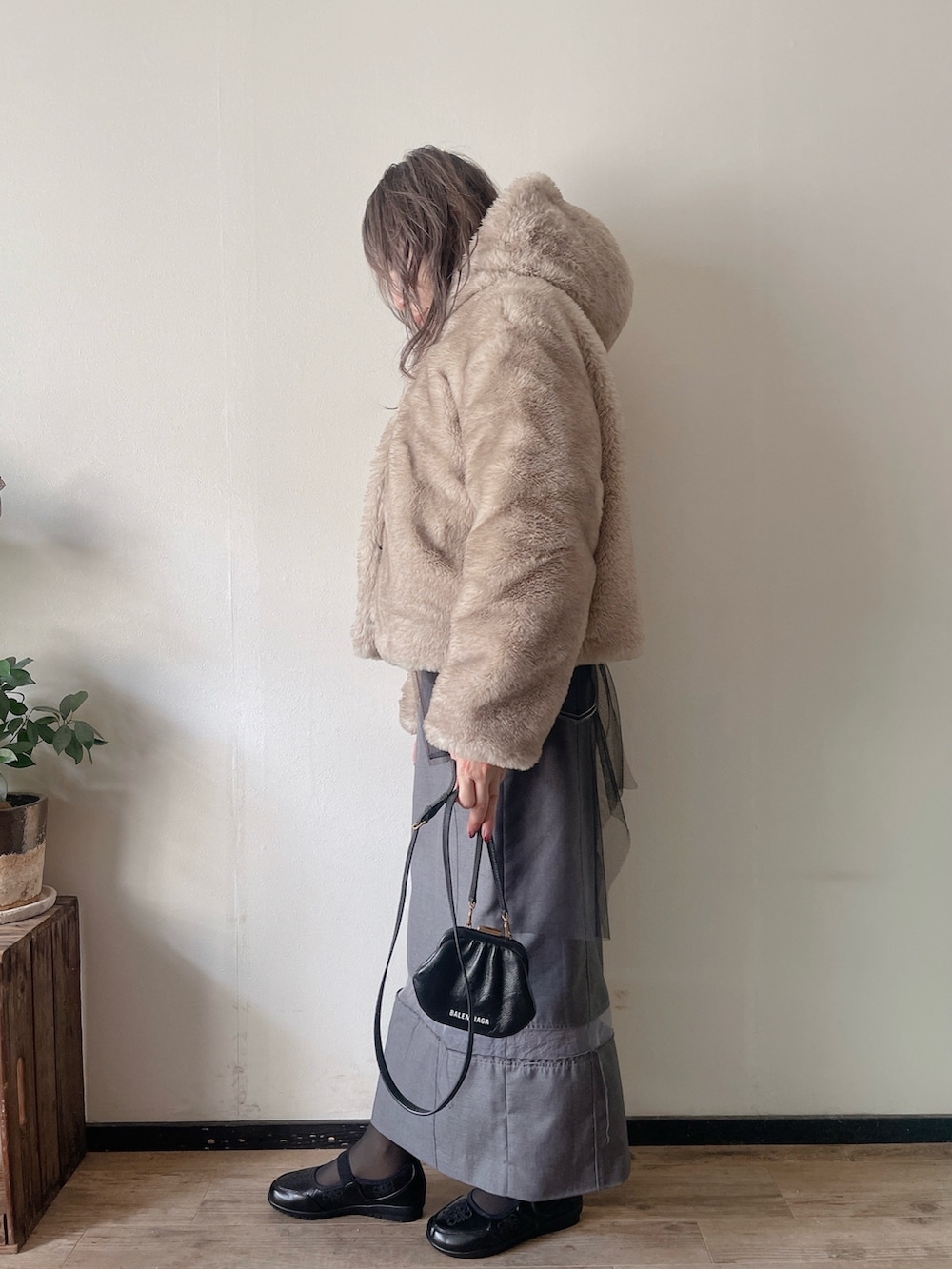 パープル系のニット/セーター、ブラック系のジャケット/アウター、ブラック系のトップスを着用したレディースの冬コーディネートの3枚目の写真