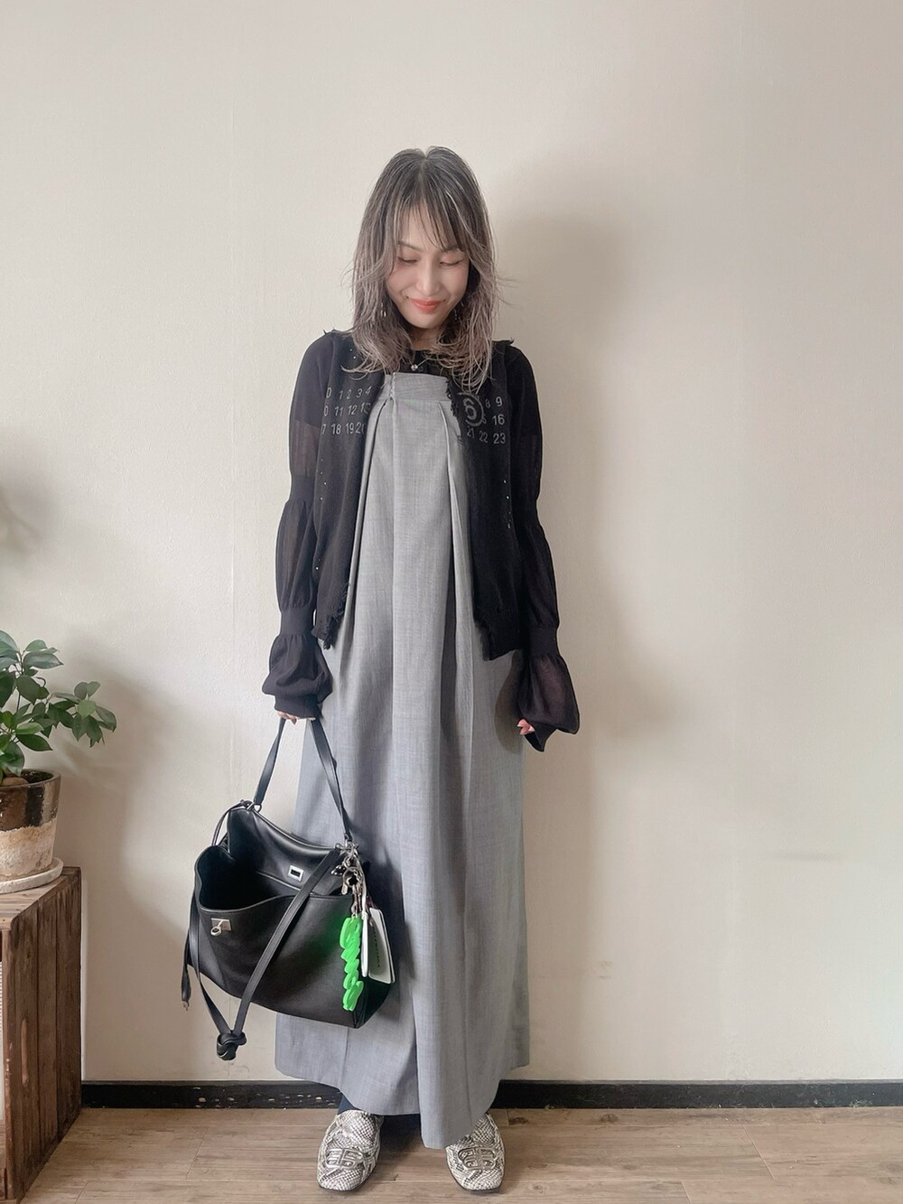 ブラック系のベスト、グレー系のつなぎ/オールインワン、ブラック系のカーディガン/ボレロを着用したレディースの春コーディネートの4枚目の写真