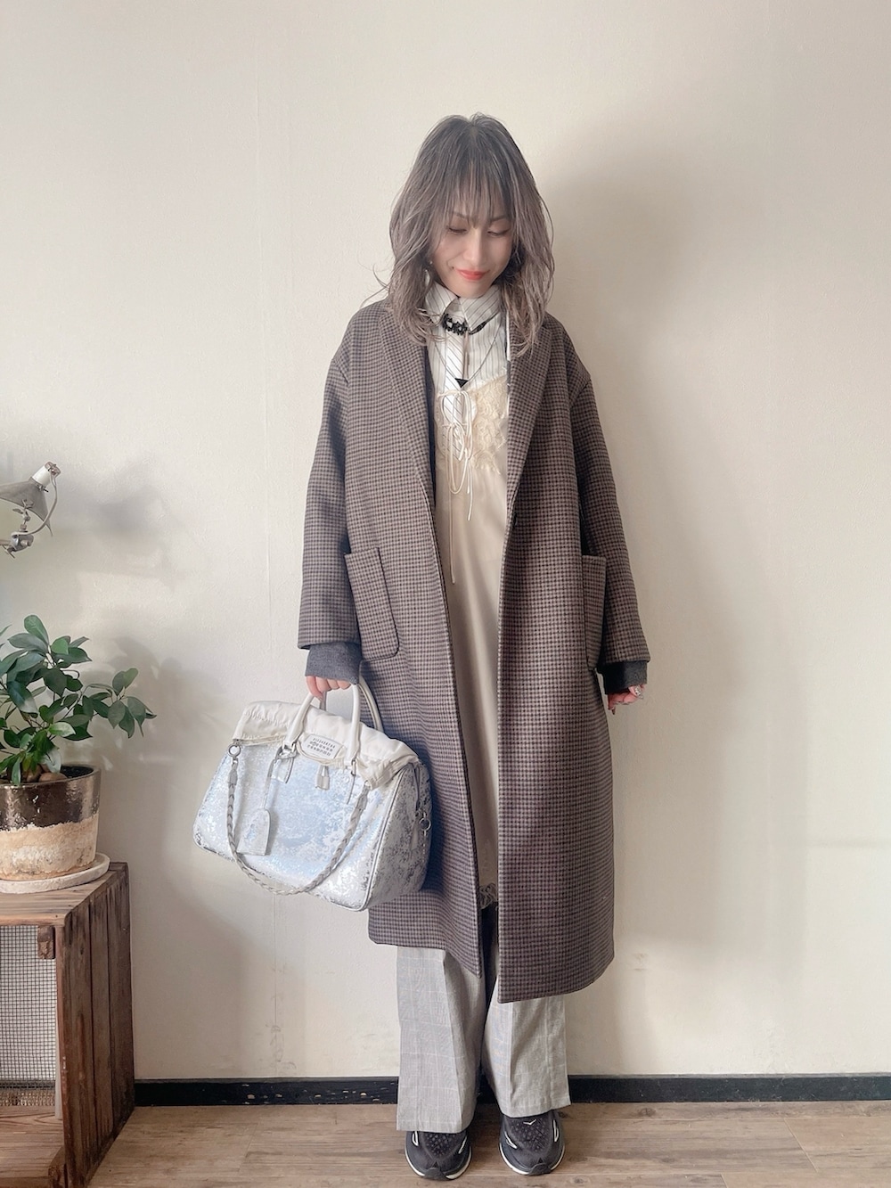 その他のその他アウター、ホワイト系のTシャツ/カットソー、グレー系のカーディガン/ボレロを着用したレディースの冬コーディネートの2枚目の写真