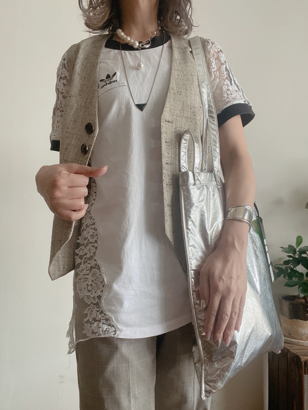 その他のスラックス、グレー系のベスト、ブラック系のサンダルを着用したレディースの夏コーディネートの3枚目の写真