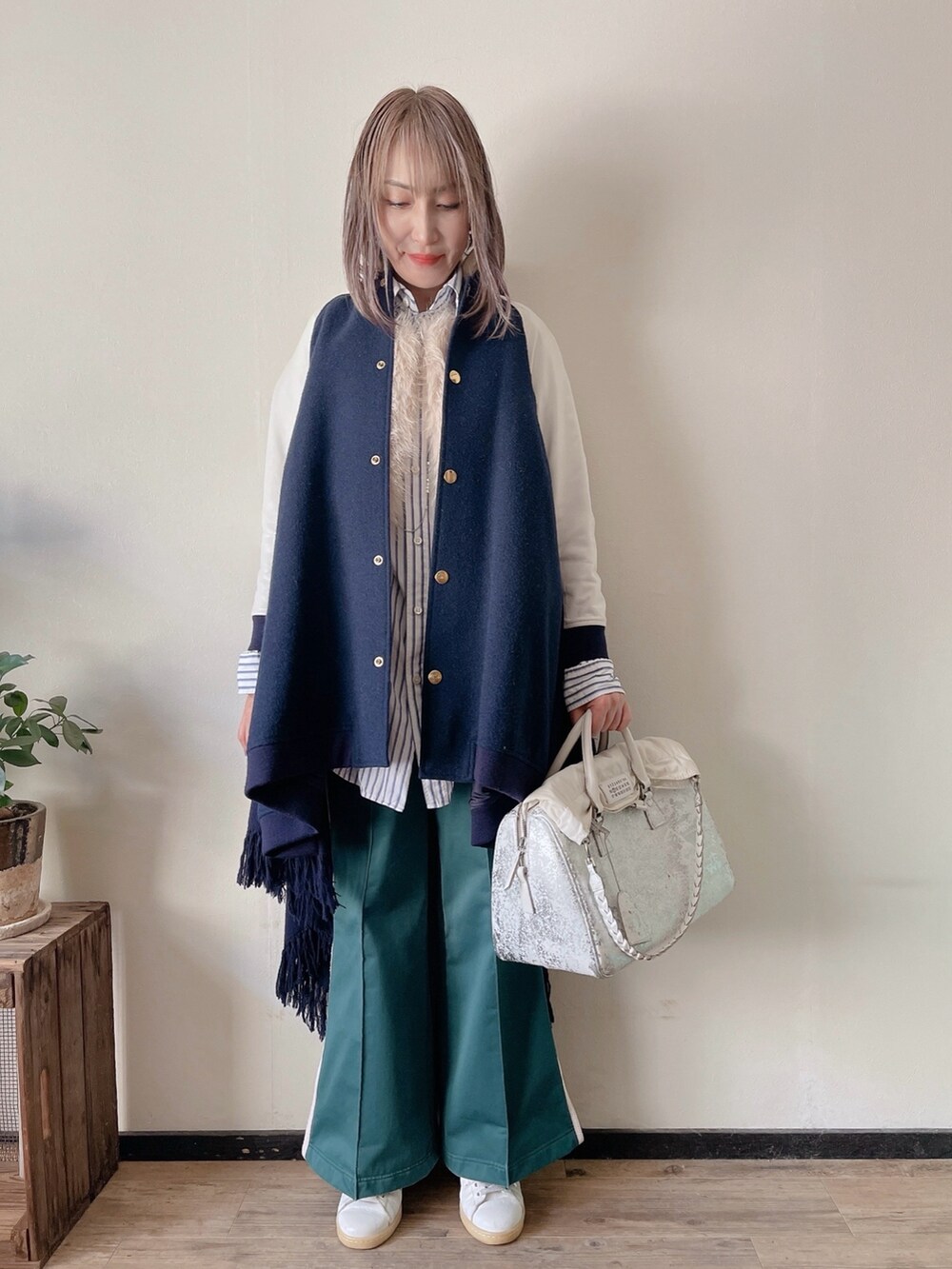 「真冬のあったかスタイル、スタジャン、ファー、ファーベスト、シャツスタイル、シャツ、ストライプシャツ、レイヤードスタイル、ジャージ、ジャージーパンツ、ボストンバッグ、白スニーカー、カラーパンツ、センタープレス、着回しコーデ」｜「UNDERCOVERのN1201 2014aw ストールスタジャン（スタジャン、ブルー系）」を使った、saraさん（レディース・156cm）の冬コーディネートの3枚目の写真