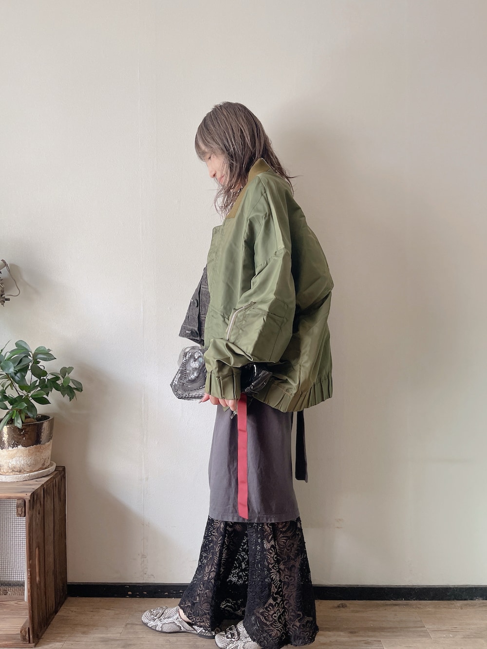 グレー系のその他トップス、グリーン系のMA-1、ベージュ系のTシャツ/カットソーを着用したレディースの春コーディネートの2枚目の写真