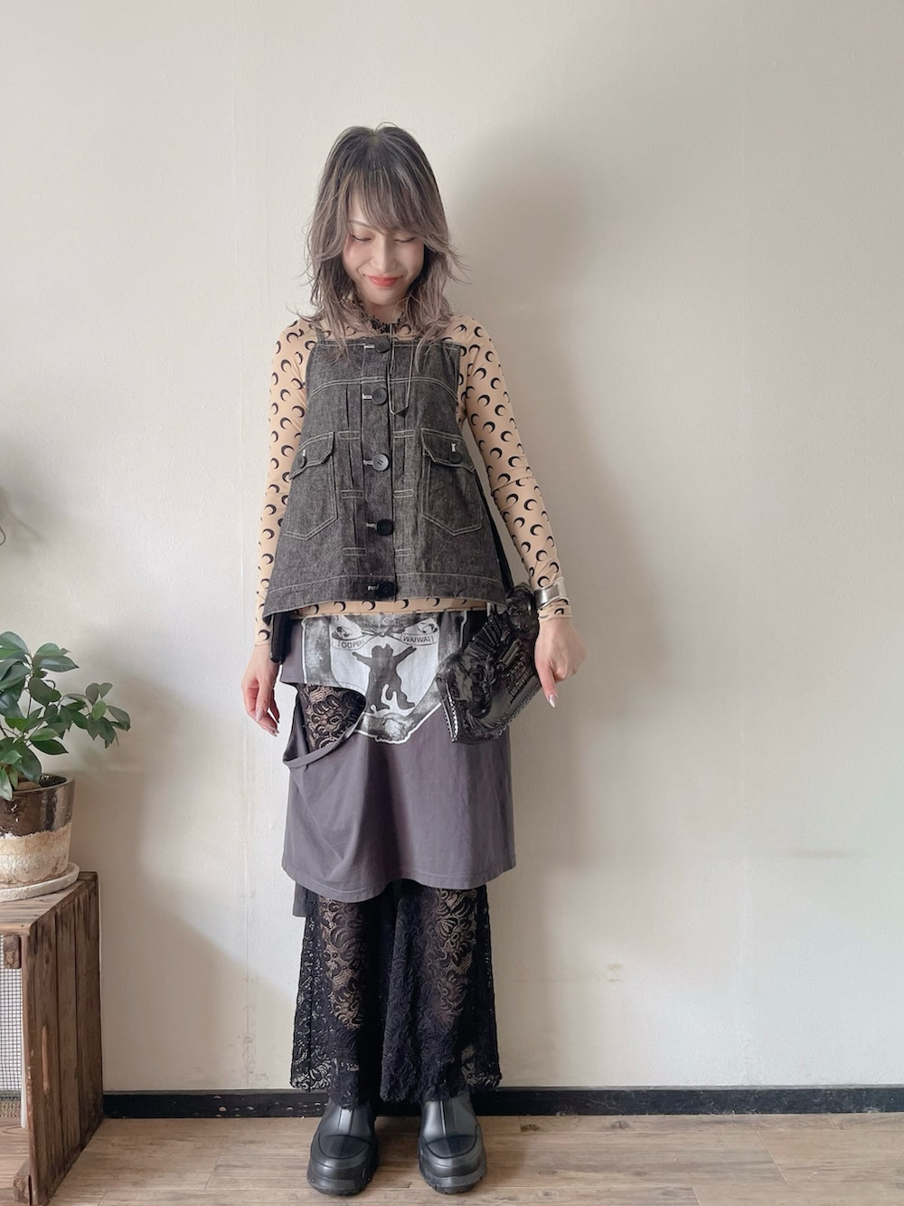 ベージュ系のTシャツ/カットソー、グレー系のその他トップス、ブラック系のMA-1を着用したレディースの春コーディネートの2枚目の写真