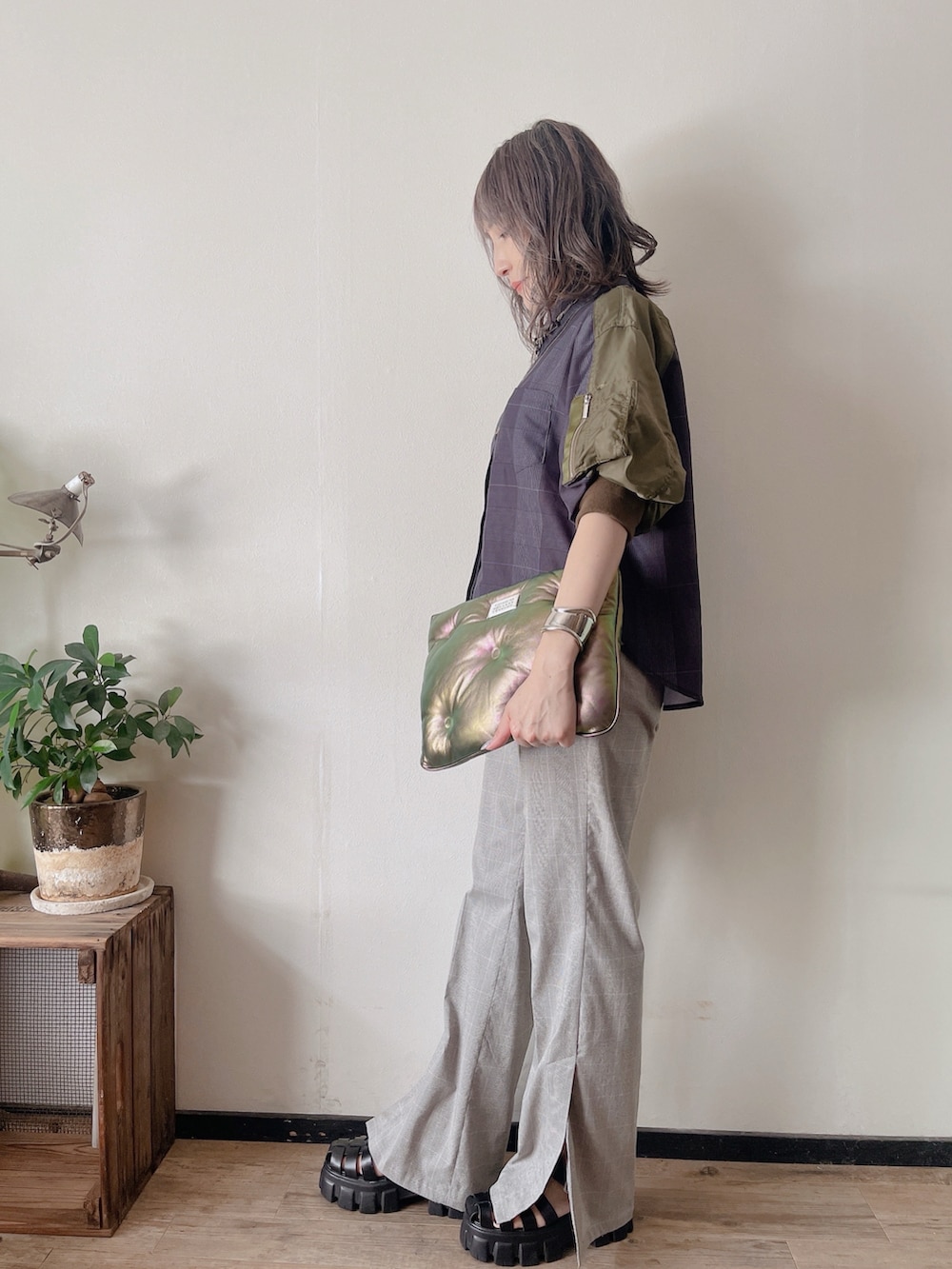 その他のスラックス、グレー系のシャツ/ブラウス、ブラック系のサンダルを着用したレディースの秋コーディネートの3枚目の写真