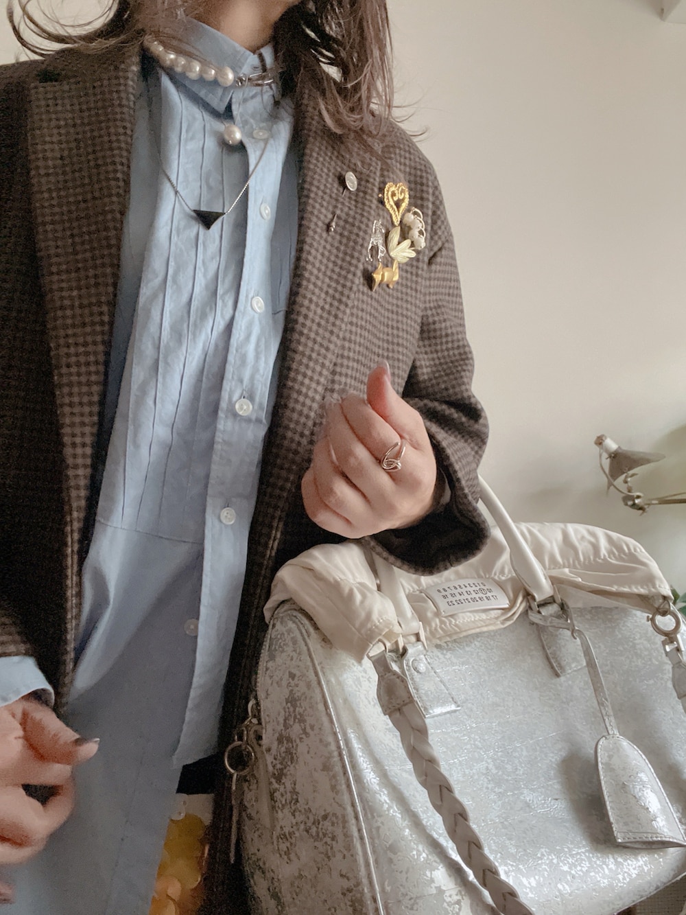 ホワイト系のシャツ/ブラウス、ブルー系のスカート、グリーン系のパンツを着用したレディースの冬コーディネートの3枚目の写真