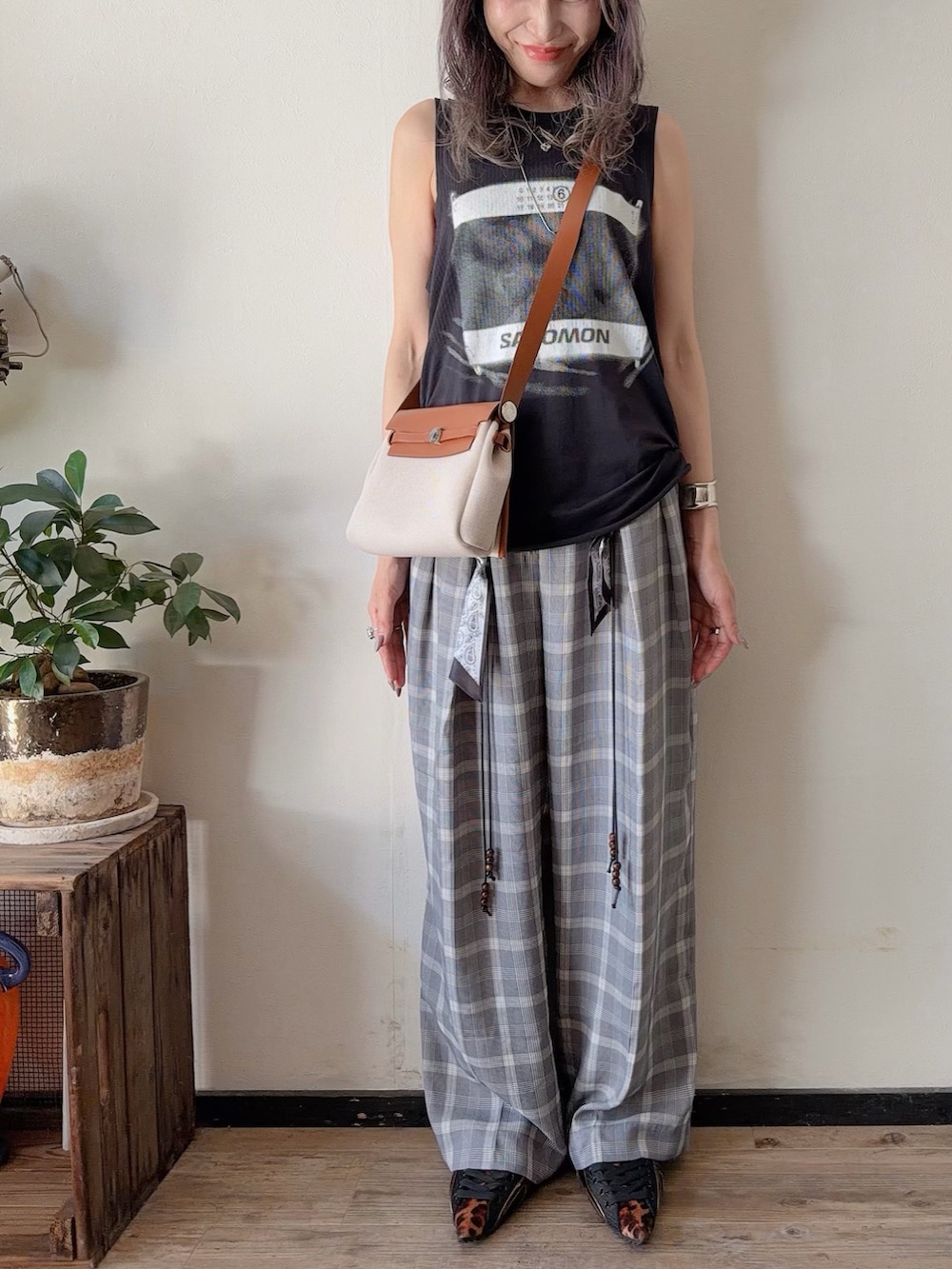 ブルー系のその他パンツ、ブラック系のタンクトップ、ベージュ系のバッグを着用したレディースの夏コーディネートの2枚目の写真
