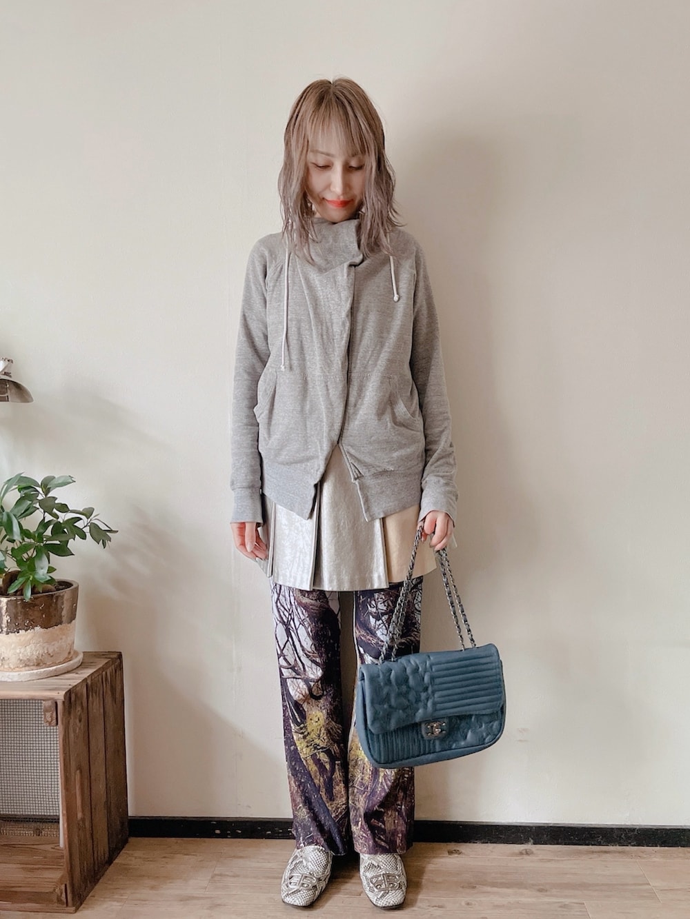 その他のその他パンツ、グレー系のパーカー、その他のスリッポンを着用したレディースの春コーディネートの4枚目の写真