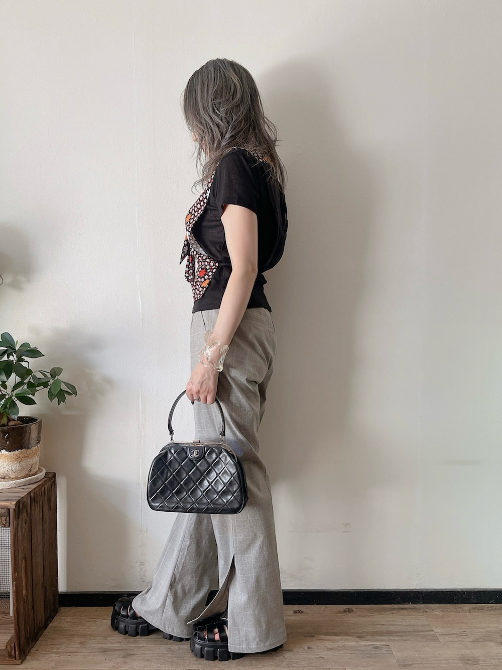 その他のトップス、ブラック系のTシャツ/カットソー、ブラック系のハンドバッグを着用したレディースの夏コーディネートの3枚目の写真