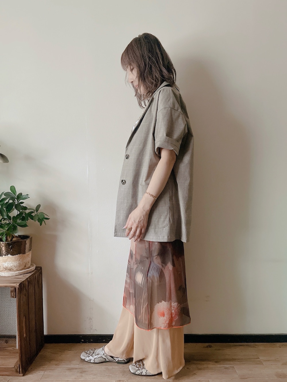 ベージュ系のテーラードジャケット、その他のスカート、ホワイト系のタンクトップを着用したレディースの夏コーディネートの2枚目の写真