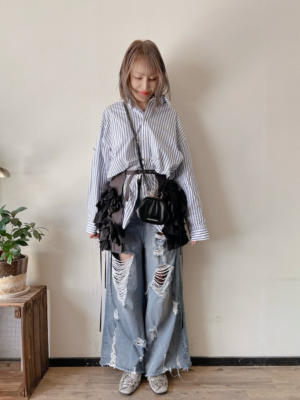 ブルー系のデニムパンツ、グリーン系のシャツ/ブラウス、その他のスリッポンを着用したレディースの春コーディネートの2枚目の写真