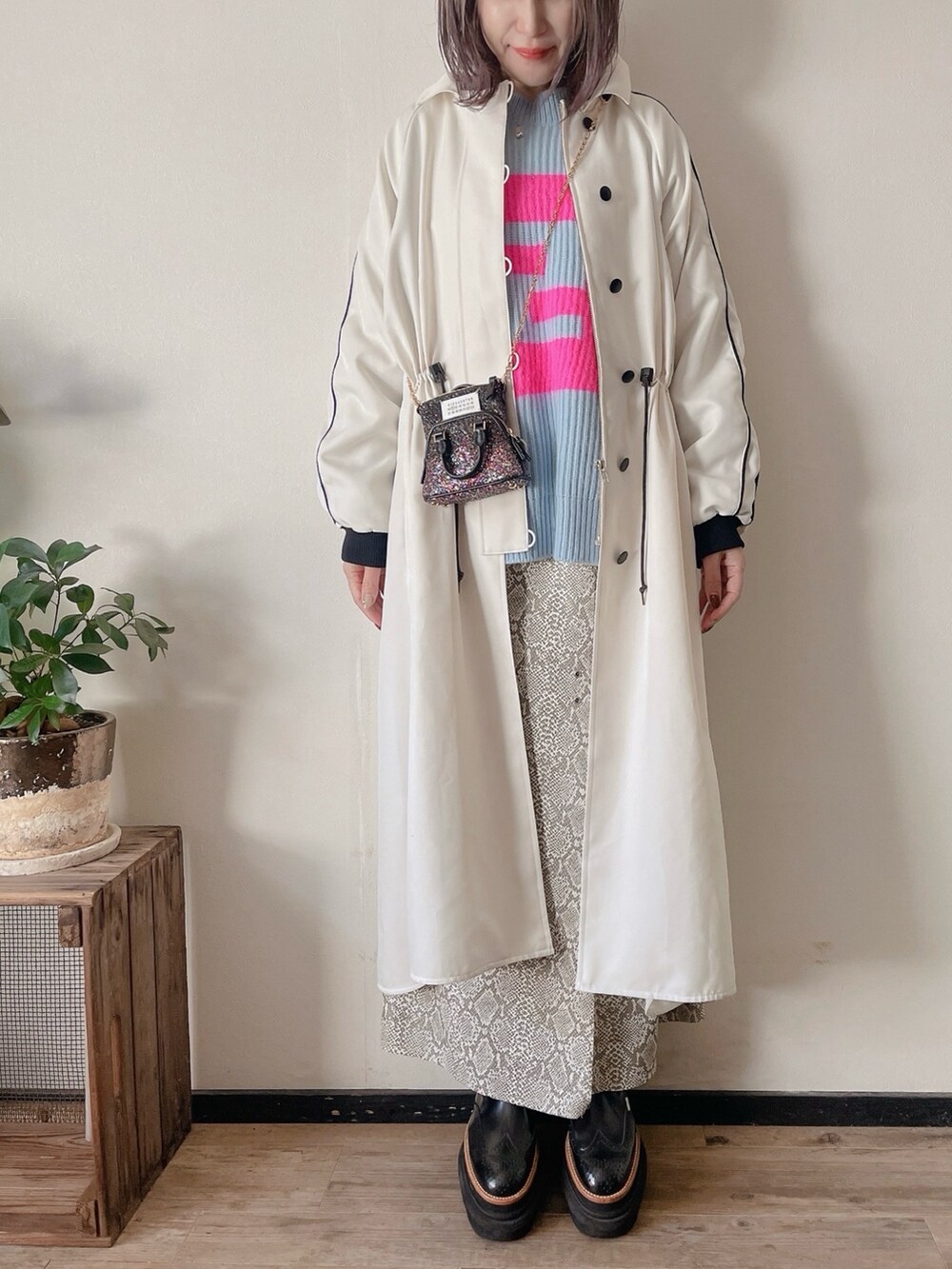 ブルー系のニット/セーター、その他のバッグ、ホワイト系のスカートを着用したレディースの秋コーディネートの3枚目の写真