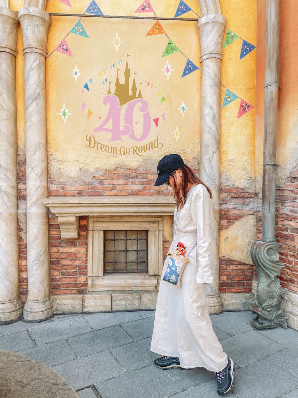 「ディズニーコーデ、ディズニーランド、ディズニーシー、アングリッド、白ワンピース、白ワンピ、エアマックス、キャップ、キャップ女子、オトナカジュアル、スニーカーコーデ、休日スタイル、スニーカー、ナイキ、お出かけコーデ日記」｜「Ungridのバックギャザーワンピース（ワンピース、ホワイト系）」を使った、katsuさん（レディース・162cm）の春コーディネートの2枚目の写真
