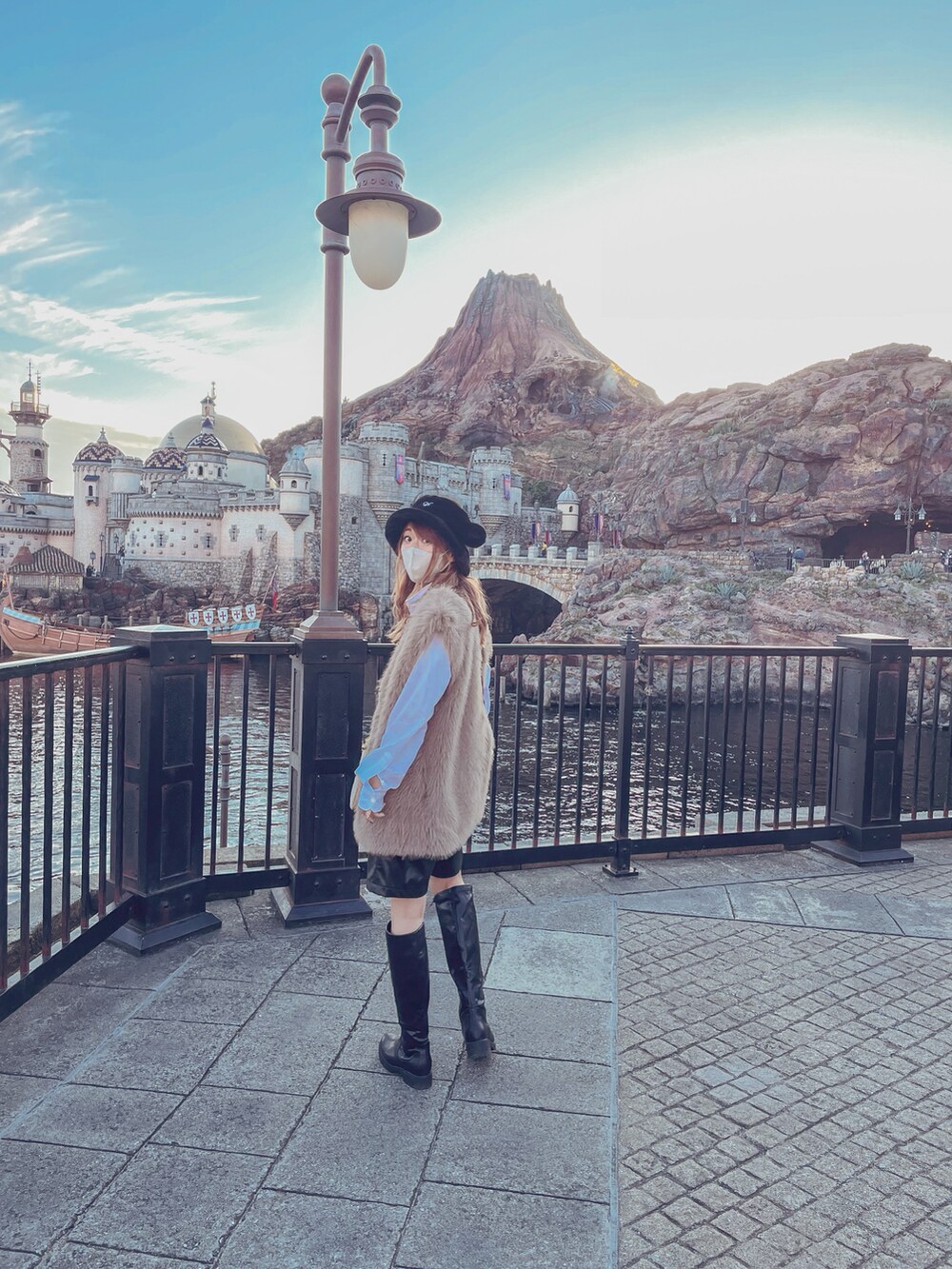 「ファーベスト、ジーナシス、ロングブーツ、ベスト、ブラック×ホワイト、白シャツ、ディズニーコーデ、ディズニー、ディズニーシー、秋コーデ、カジュアルコーデ、フェイクレザー、タートルネック」｜「ORiental TRafficのタンクソールロングブーツ/11506（ブーツ、ブラック系）」を使った、katsuさん（レディース・162cm）の秋コーディネートの2枚目の写真