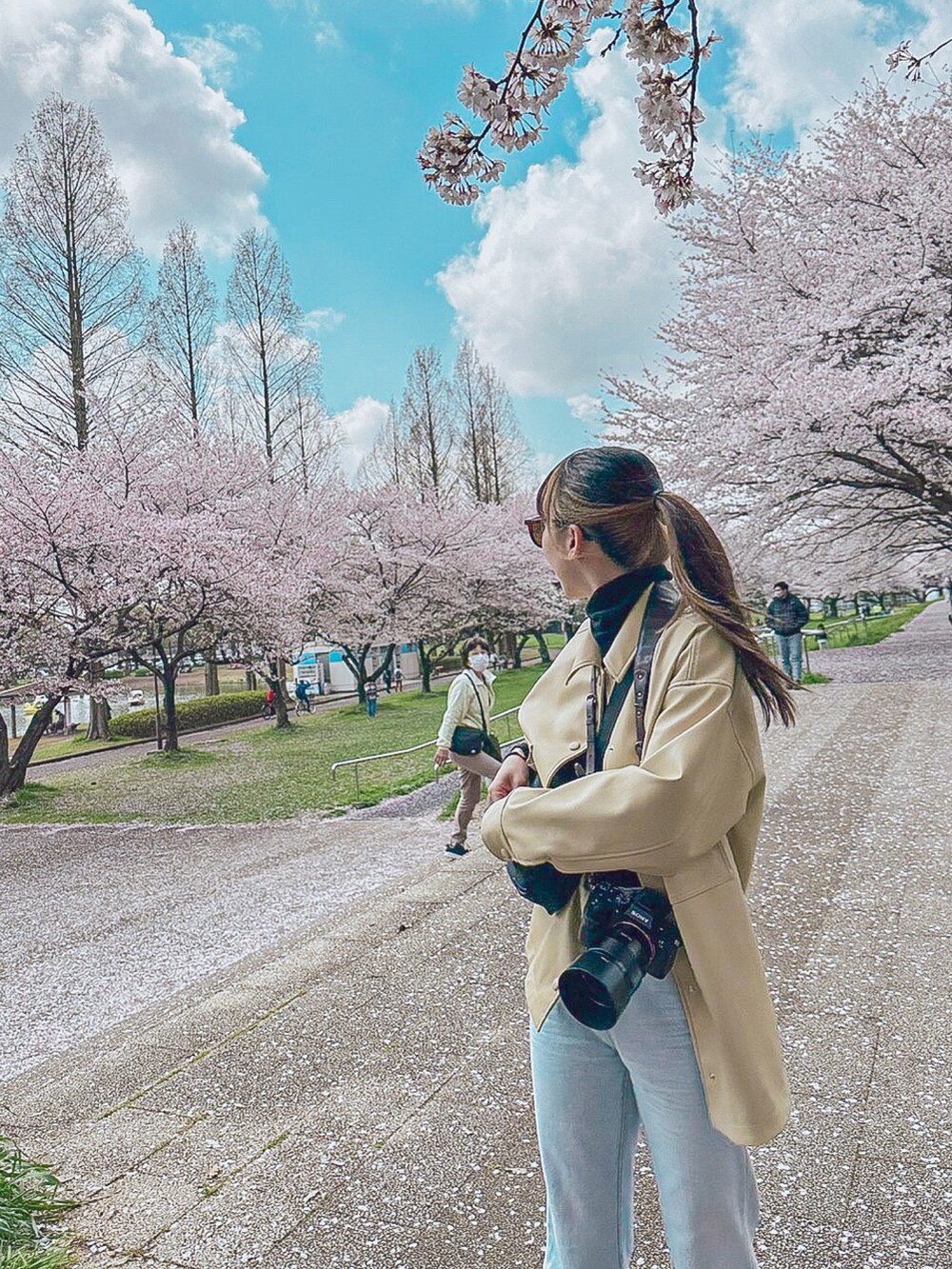 「いまどきジャケット写真、オトナカジュアル、シンプルスタイル、おしゃれさんと繋がりたい、デニムコーデ、春、ジャケットスタイル、レザージャケット、ユニクロ、ユナイテッドアローズ、ホワイトレザー、スニーカーコーデ」｜「Fluggeのアイテム（デニムパンツ、ブルー系）」を使った、katsuさん（レディース・162cm）の春コーディネートの2枚目の写真