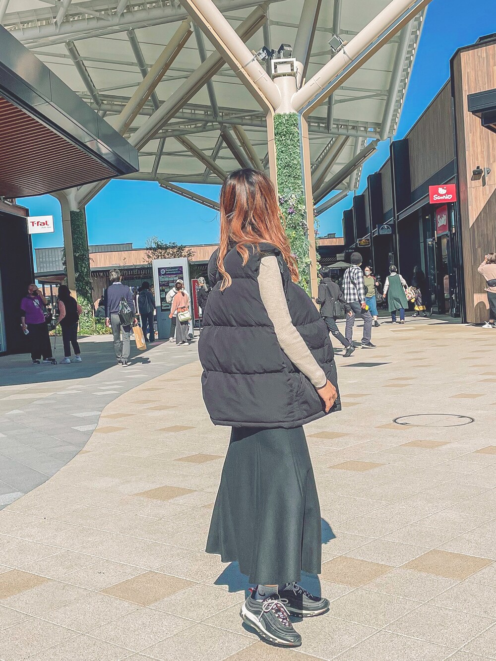 「秋服コーデ、シンプルコーデ、白黒コーデ、ユニクロ、ジーユー、ダウンベスト、マーメイドスカート、スニーカー、オトナカジュアル、タートルネック、アウトレット」｜「NIKEのNIKE / ナイキ エアマックス 97 プレミアム（スニーカー、ブラック系）」を使った、katsuさん（レディース・162cm）の秋コーディネートの2枚目の写真
