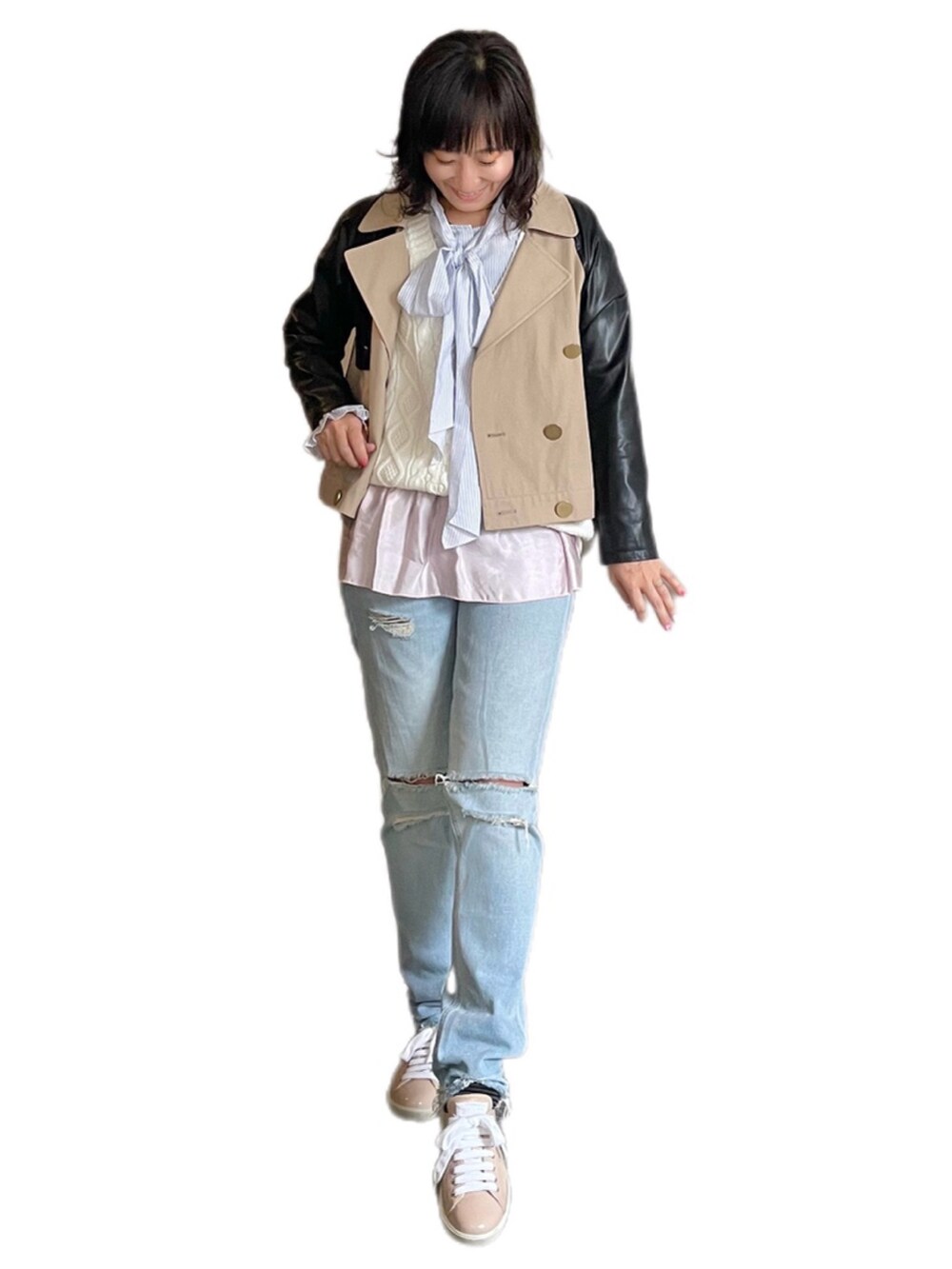 ブルー系のデニムパンツ、ピンク系のスニーカー、ホワイト系のベストを着用したレディースの春コーディネートの3枚目の写真