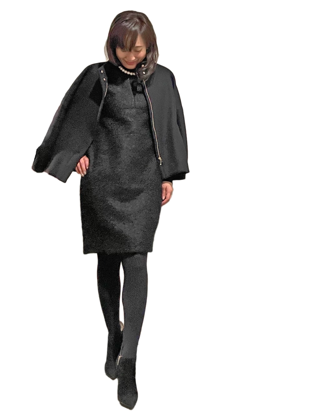 ブラック系のブーツ、ブラック系のワンピース、ブラック系のニット/セーターを着用したレディースの冬コーディネートの2枚目の写真