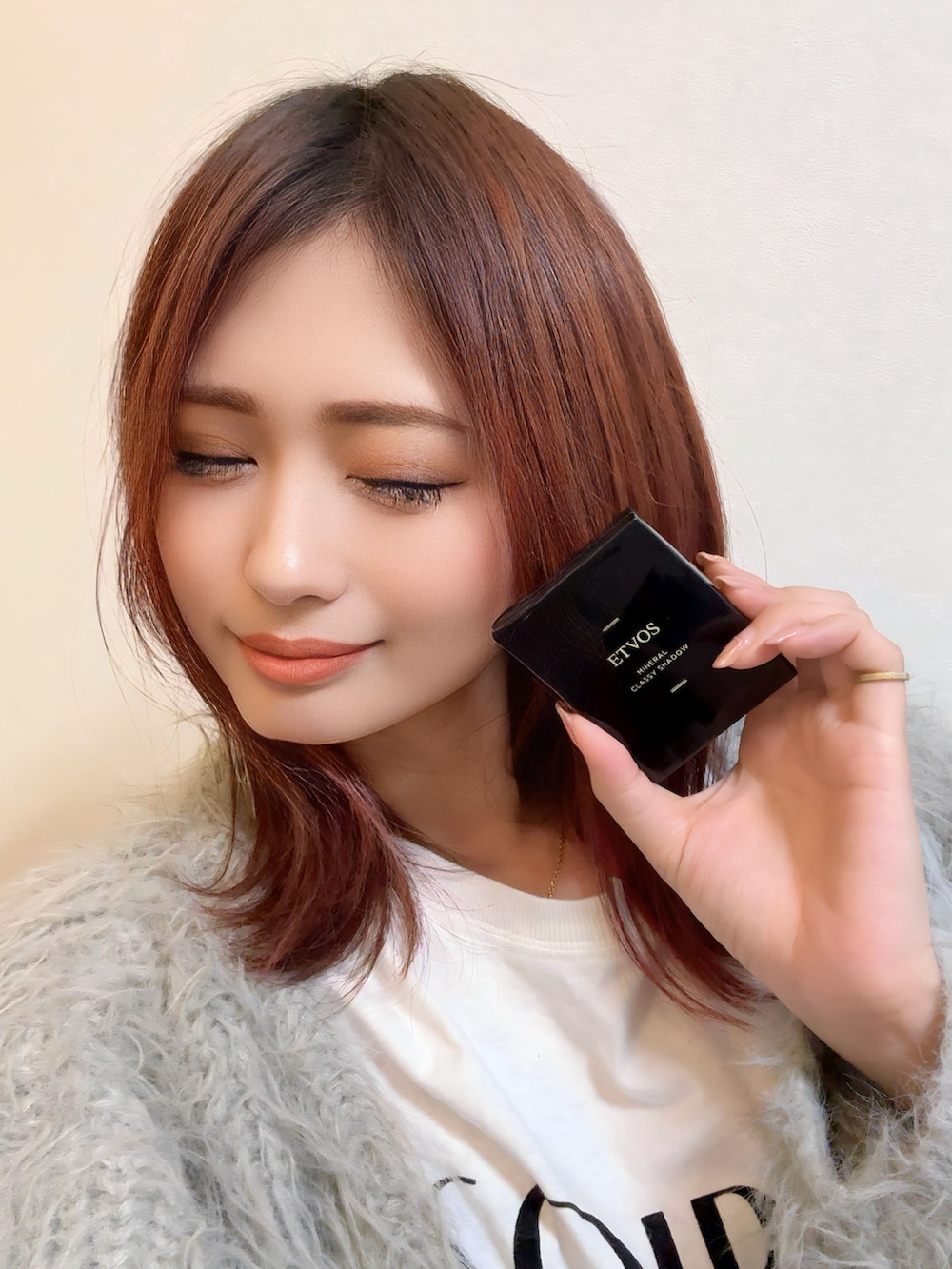 グレー系のカーディガン/ボレロ、ブラック系のスカート、ブラック系のパンプスを着用したレディースの秋コーディネートの4枚目の写真