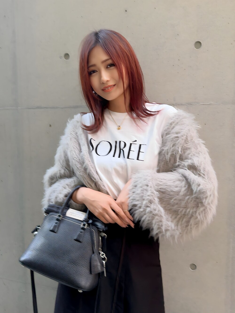 グレー系のカーディガン/ボレロ、ブラック系のスカート、ブラック系のパンプスを着用したレディースの秋コーディネートの3枚目の写真