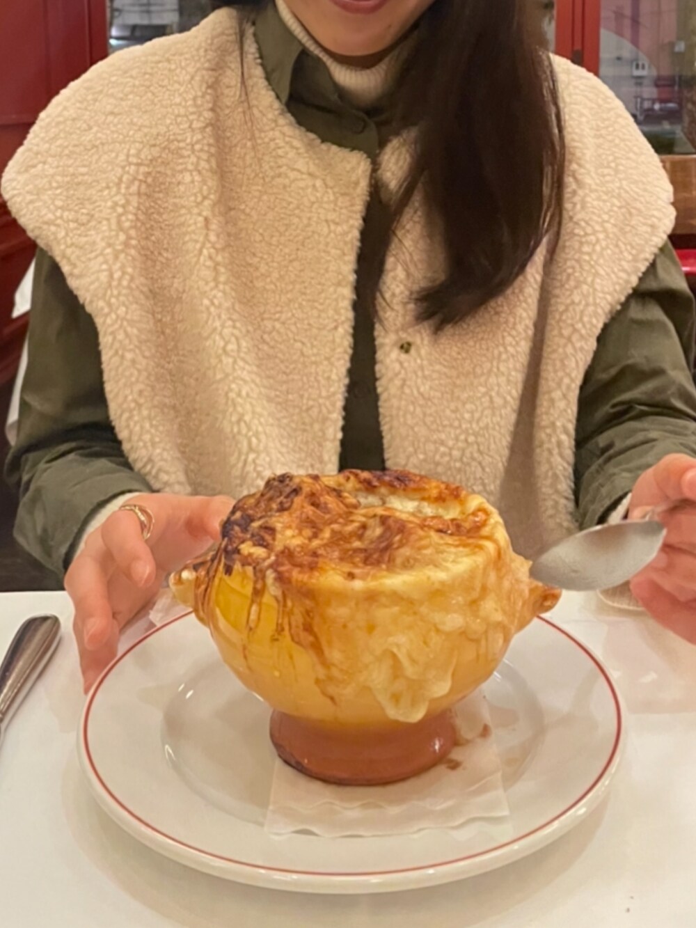 ベージュ系のブルゾン、その他のマフラーを着用したレディースの冬コーディネートの2枚目の写真