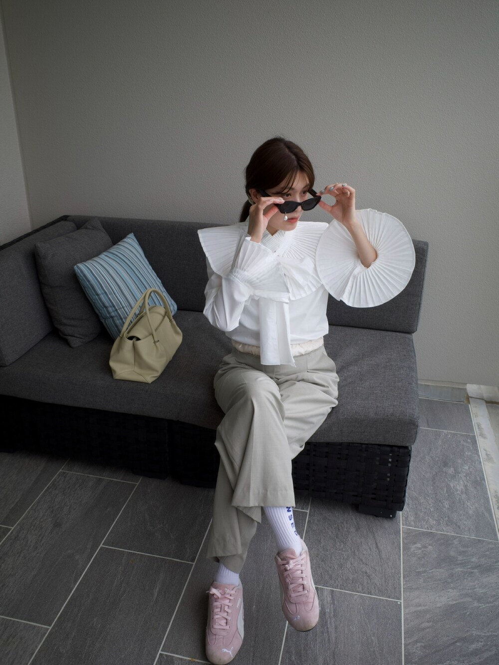 ホワイト系のシャツ/ブラウスを着用したレディースの秋コーディネートの2枚目の写真