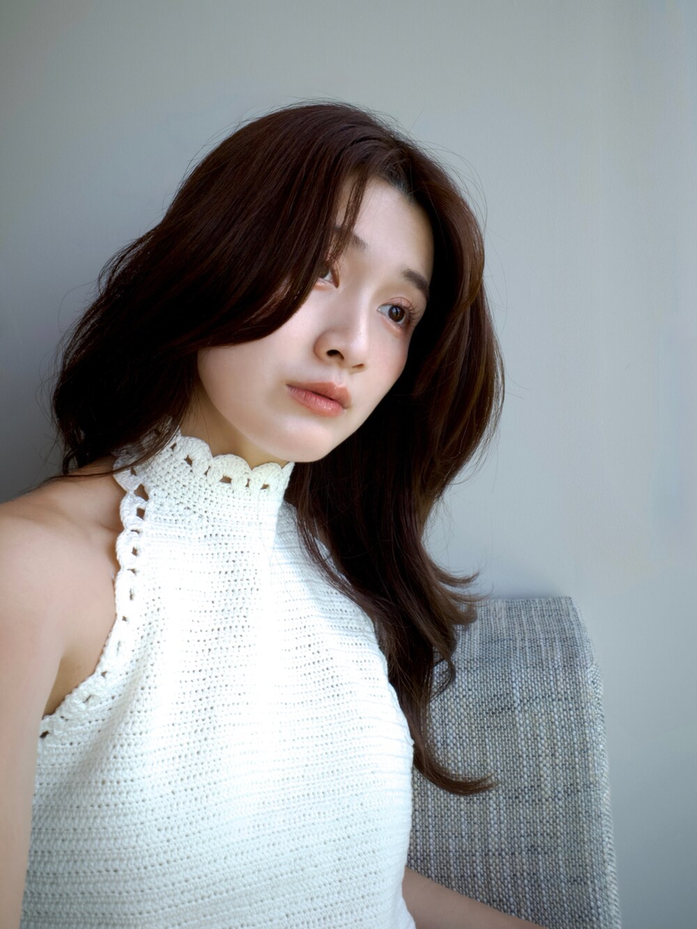 ホワイト系のニット/セーター、ブラウン系のパンツ、シルバー系のサンダルを着用したレディースの夏コーディネートの3枚目の写真