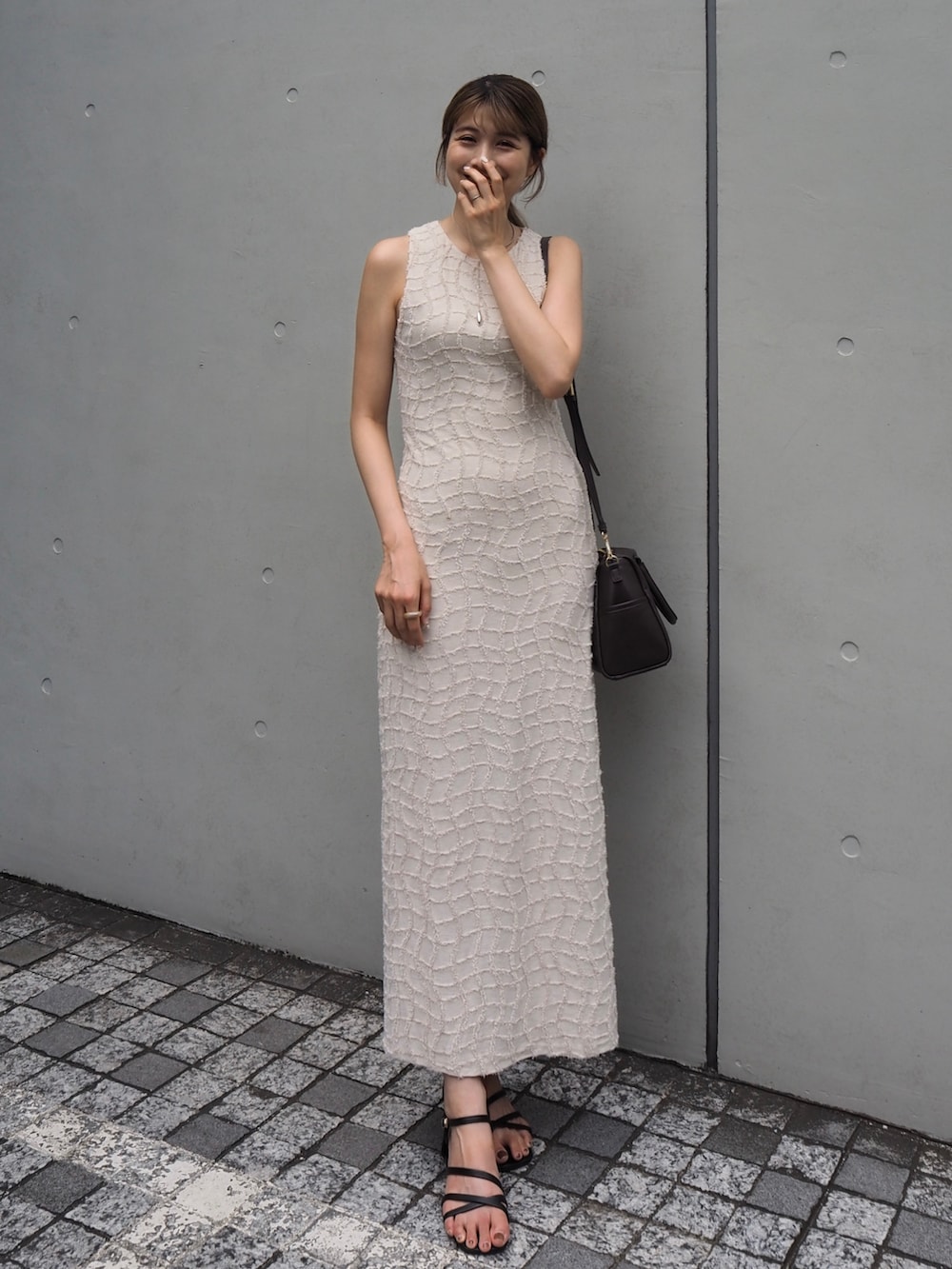 ホワイト系のワンピース/ドレス、ブラック系のサンダルを着用したレディースの夏コーディネートの2枚目の写真