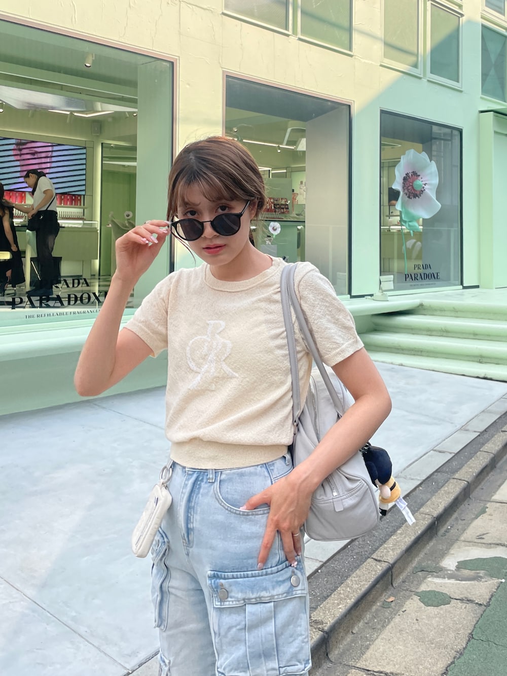 ベージュ系のTシャツ/カットソー、ホワイト系のサンダルを着用したレディースの夏コーディネートの2枚目の写真