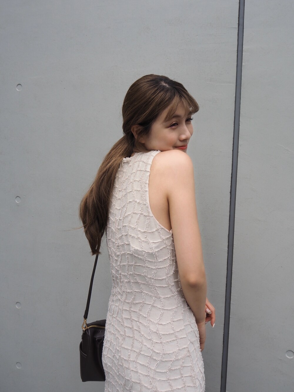 ホワイト系のワンピース/ドレス、ブラック系のサンダルを着用したレディースの夏コーディネートの3枚目の写真