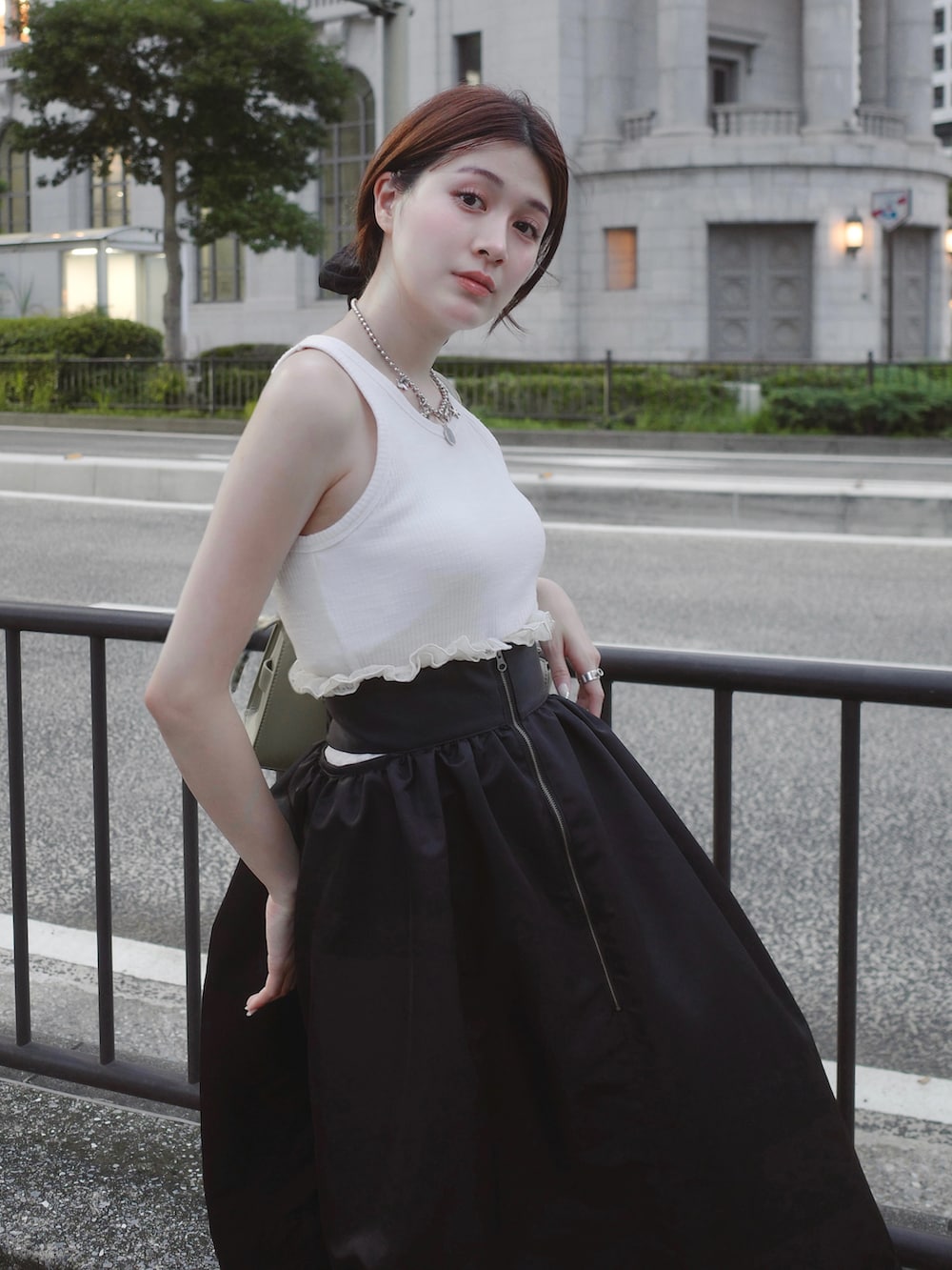 ホワイト系のトップス、その他のスカート、ゴールド系のパンプスを着用したレディースの夏コーディネートの3枚目の写真