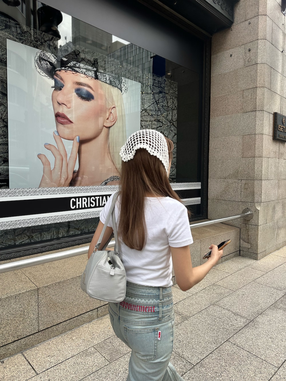 ブルー系のデニムパンツ、ホワイト系のTシャツ/カットソーを着用したレディースの夏コーディネートの4枚目の写真