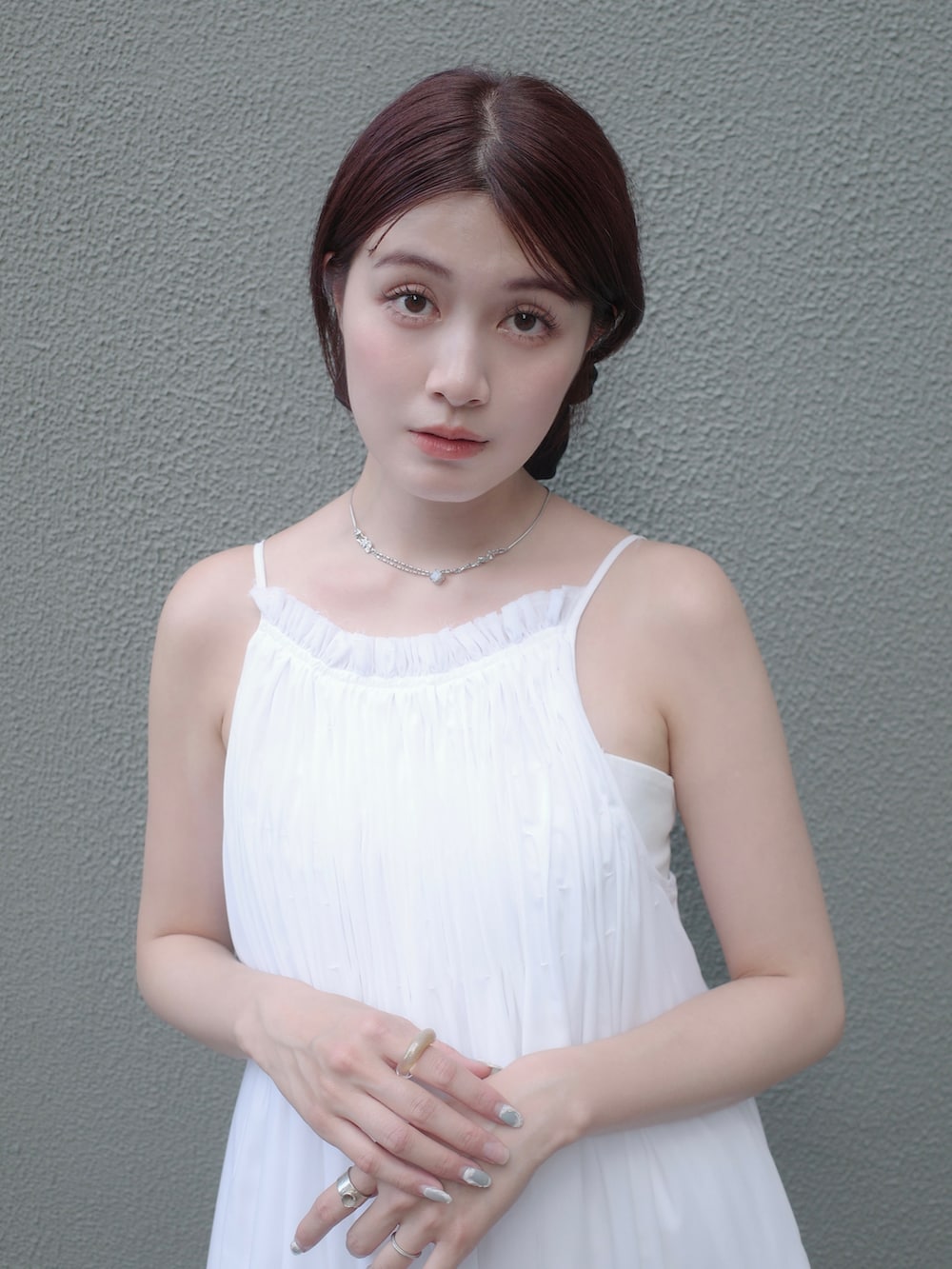 ホワイト系のワンピース、ブラウン系のバッグ、ベージュ系のスニーカーを着用したレディースの夏コーディネートの3枚目の写真