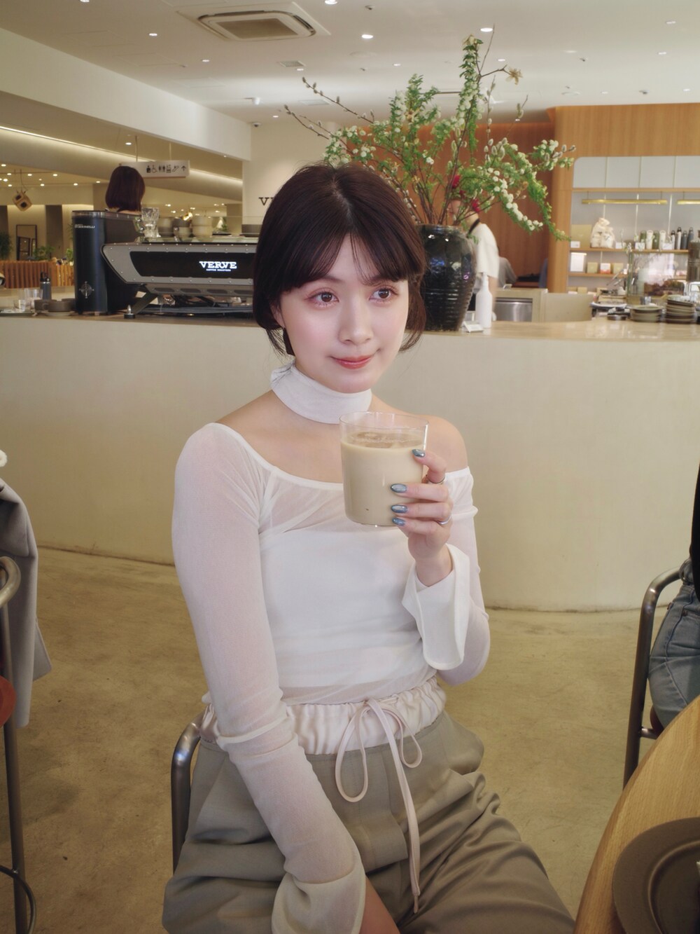 ホワイト系のジャケット/アウター、ホワイト系のTシャツ/カットソー、ベージュ系のパンツを着用したレディースの冬コーディネートの3枚目の写真