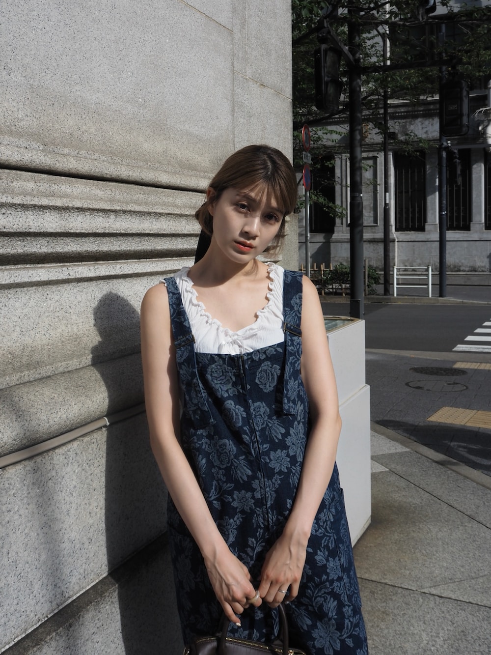 ブルー系のサロペット/オーバーオール、ホワイト系のサンダル、ブラウン系のバッグを着用したレディースの夏コーディネートの3枚目の写真