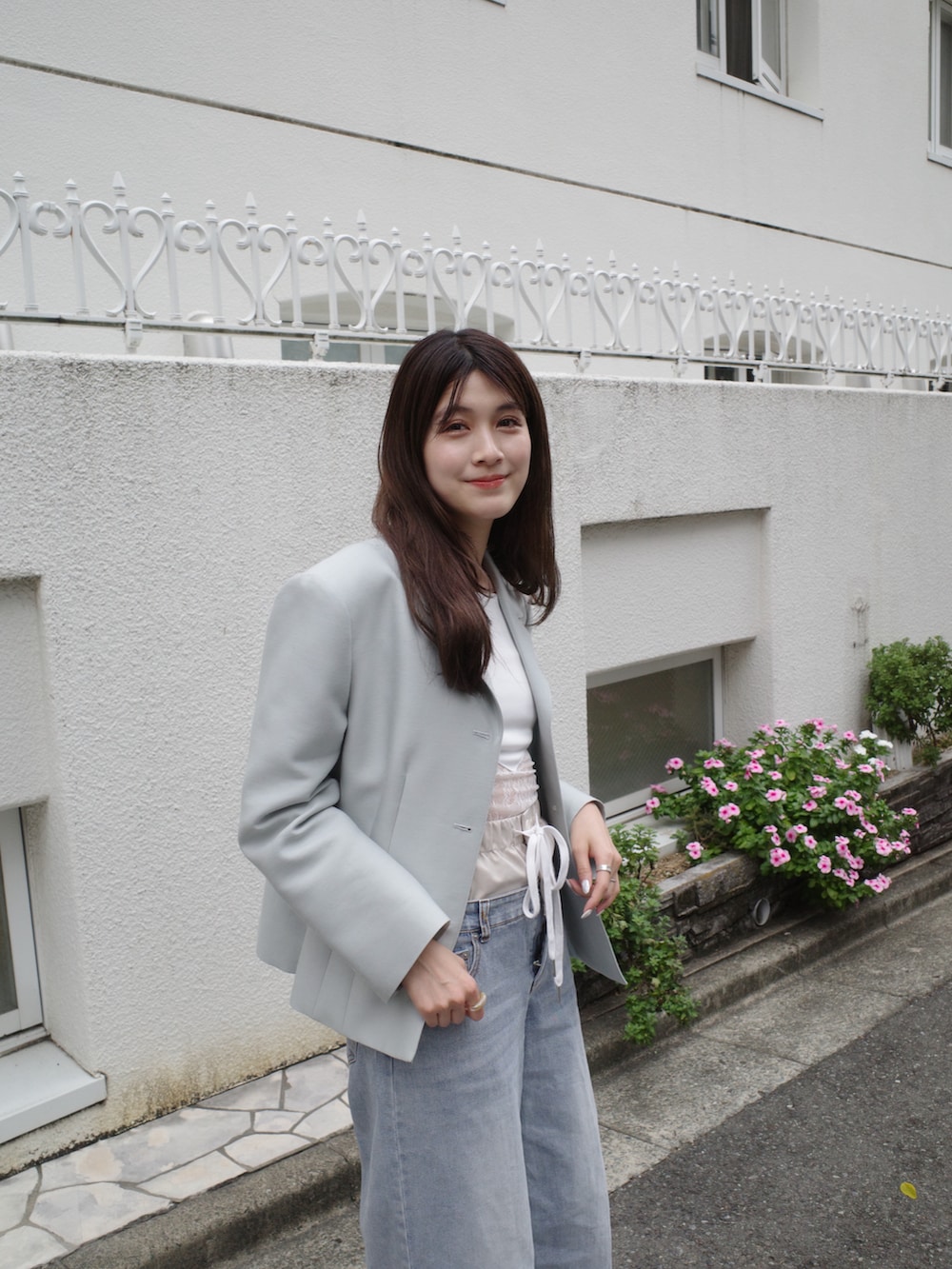 ブルー系のジャケット/アウター、ブルー系のデニムパンツ、ブラック系のパンプスを着用したレディースの秋コーディネートの3枚目の写真