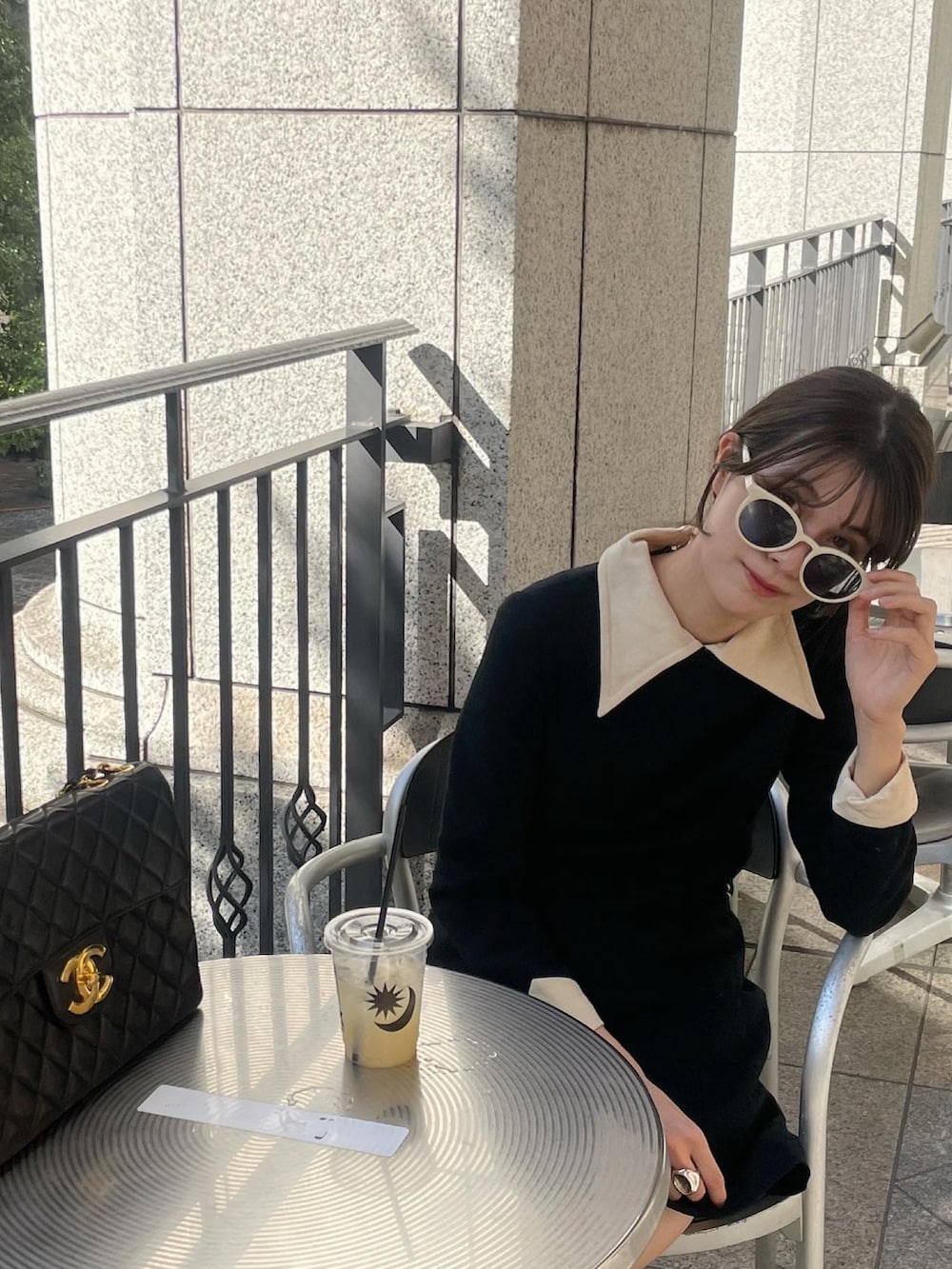 ブラック系のブーツを着用したレディースの秋コーディネートの4枚目の写真