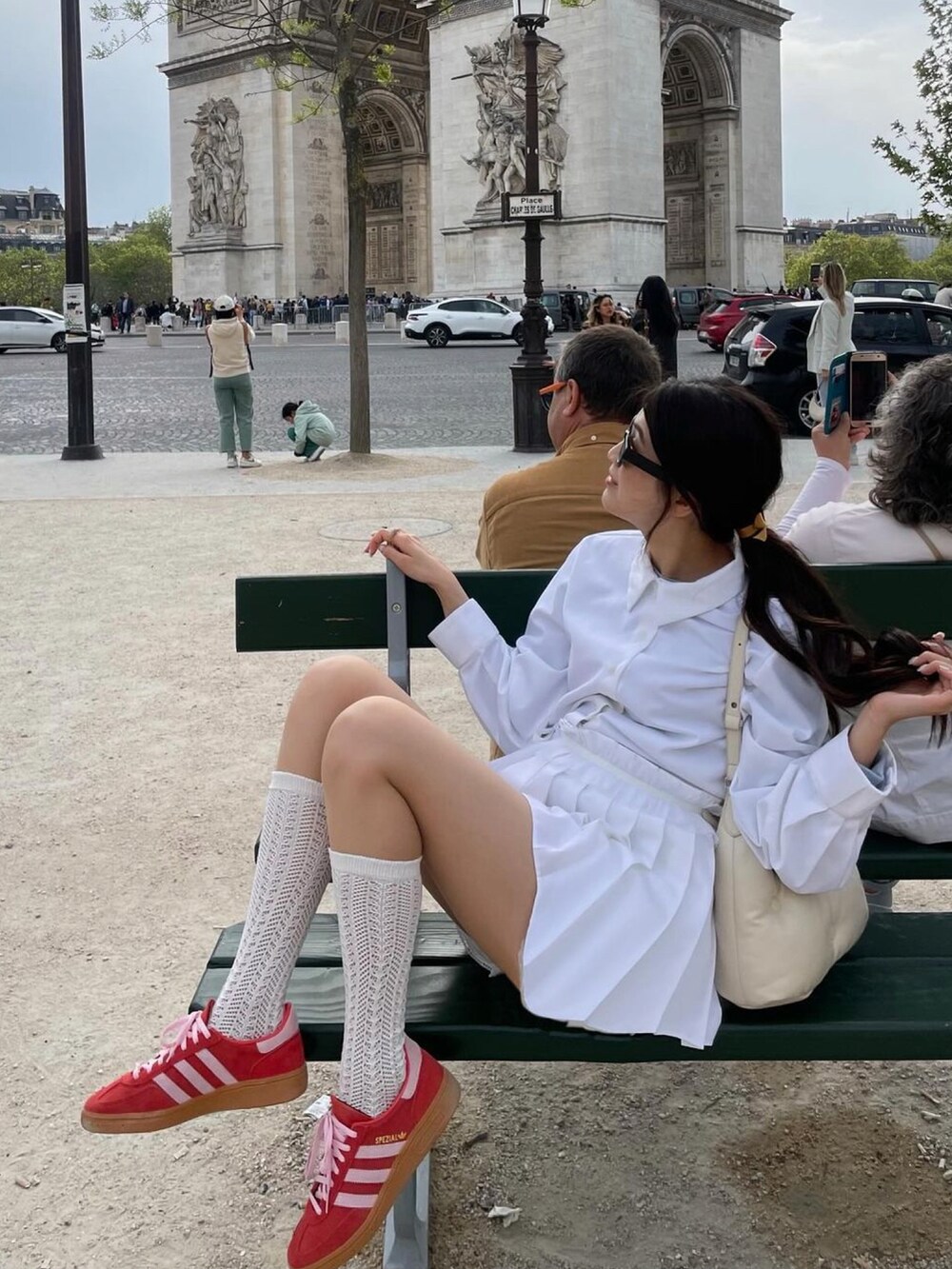 ホワイト系のその他パンツ、ブラック系のスニーカー、ブラック系のサングラスを着用したレディースの秋コーディネートの2枚目の写真