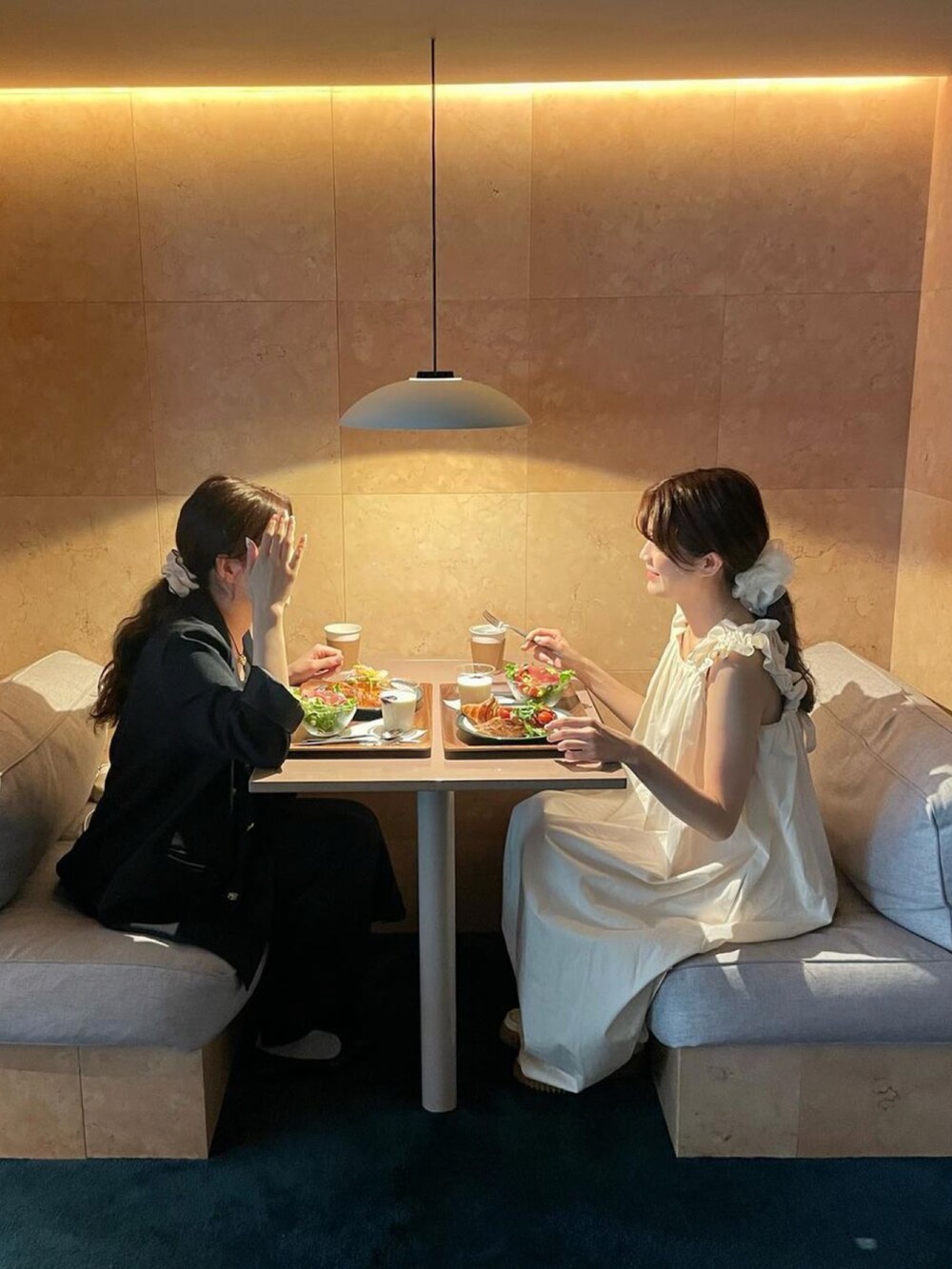 ホワイト系のワンピースを着用したレディースの夏コーディネートの4枚目の写真