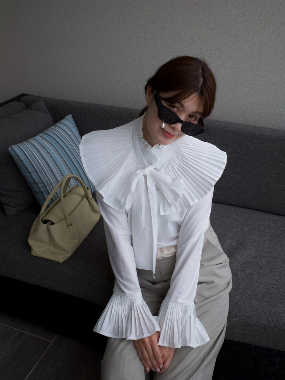 ホワイト系のシャツ/ブラウスを着用したレディースの秋コーディネートの3枚目の写真