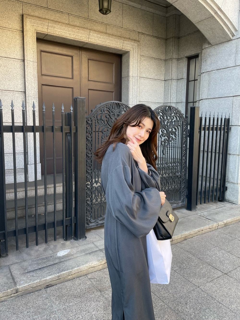 グレー系のワンピースを着用したレディースの秋コーディネートの3枚目の写真