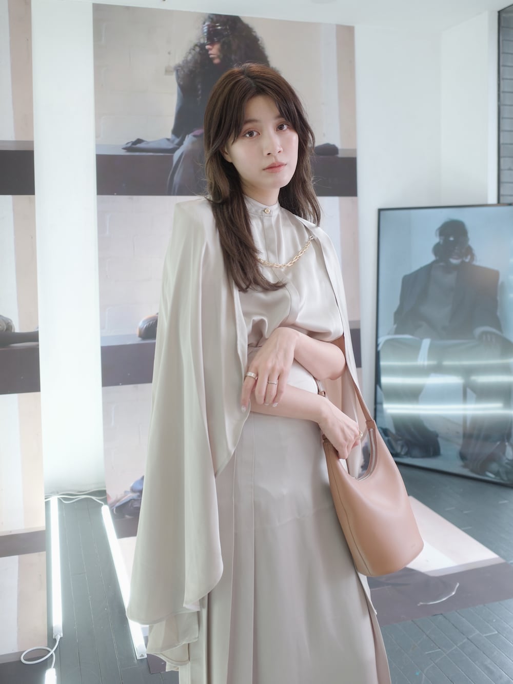 ホワイト系のワンピース/ドレスを着用したレディースの春コーディネートの2枚目の写真