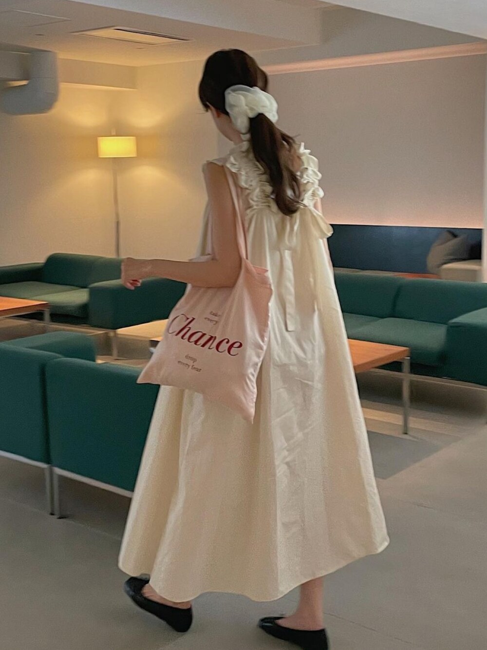 ホワイト系のワンピースを着用したレディースの夏コーディネートの2枚目の写真